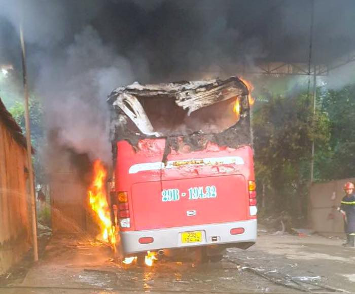 Chiếc xe khách bốc cháy dữ dội.