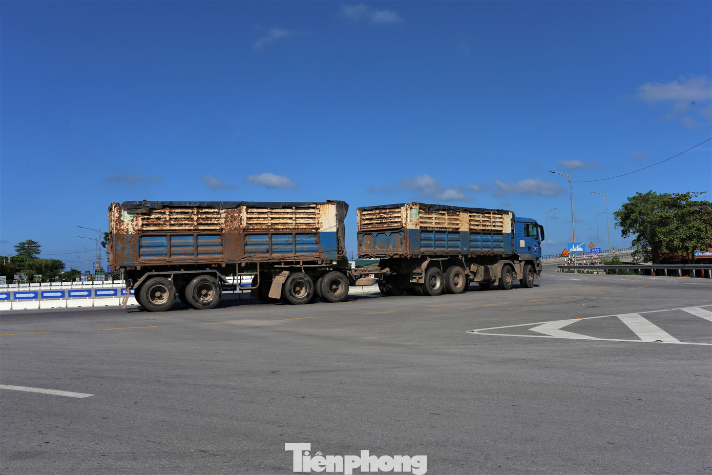 Theo lộ trình, các tài xế xe tải, xe container khi qua địa phận Hà Tĩnh, lưu thông trên tuyến quốc lộ 1A theo hướng Nam - Bắc khi đến đầu tuyến tránh TP Hà Tĩnh tại vòng xuyến Đại học Hà Tĩnh (xã Cẩm Vịnh) thì rẽ xuống tuyến đường ven biển. Ngoài ra, tài xế lưu thông hết đoạn đường tránh TP Hà Tĩnh, đến ngã ba Thạch Long (huyện Thạch Hà) thì không tiếp tục lưu thông theo tuyến quốc lộ 1A mà theo đường 15B, đi qua huyện Lộc Hà để vào đường ven biển, đi qua cầu Cửa Hội nối Nghệ An - Hà Tĩnh.