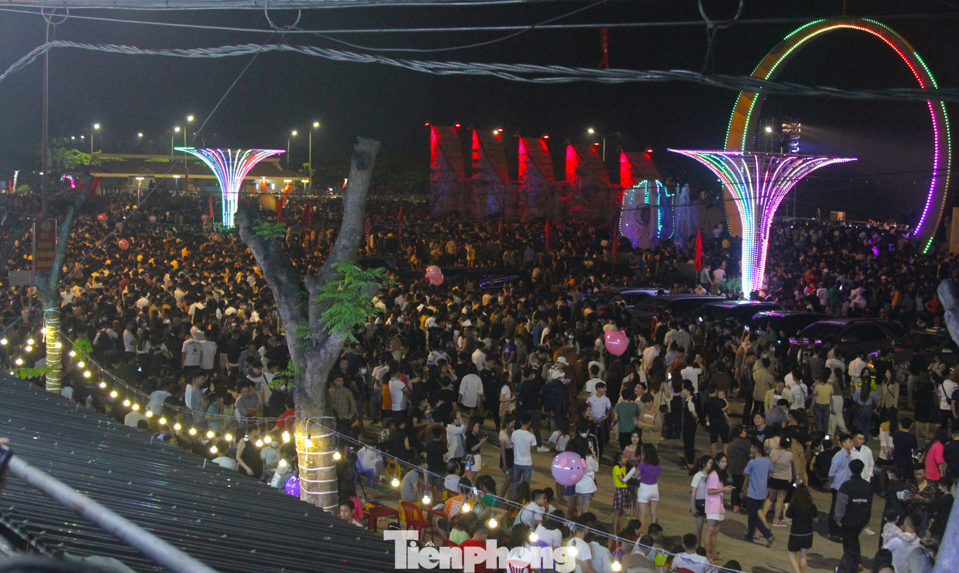 Nhiều con đường lớn đổ về quảng trường Bình Minh (TX. Cửa Lò) chật cứng người. Nhiều con đường lớn đổ về quảng trường Bình Minh (TX. Cửa Lò) chật cứng người.