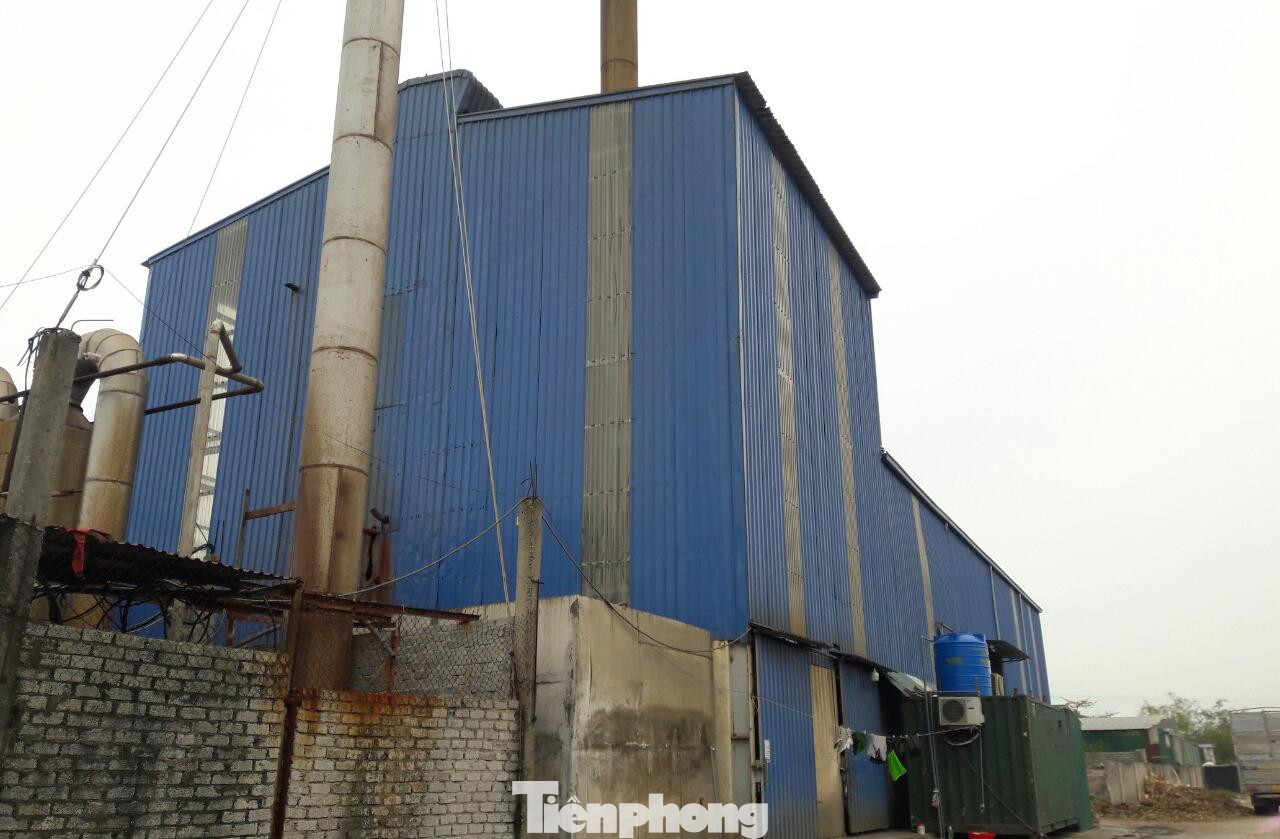 Ông Trần Văn Trung - Chủ tịch UBND xã Quỳnh Thuận cho biết, chính quyền xã này đã nhiều lần nhận được phản ánh của người dân về tình trạng trên. Khi nhận được phản ánh, chính quyền xã đã xuống nhà máy kiểm tra song mỗi lần như thế đều được phía nhà máy nêu lý do hỏng máy, lỗi kỹ thuật. Ông Trần Văn Trung - Chủ tịch UBND xã Quỳnh Thuận cho biết, chính quyền xã này đã nhiều lần nhận được phản ánh của người dân về tình trạng trên. Khi nhận được phản ánh, chính quyền xã đã xuống nhà máy kiểm tra song mỗi lần như thế đều được phía nhà máy nêu lý do hỏng máy, lỗi kỹ thuật.