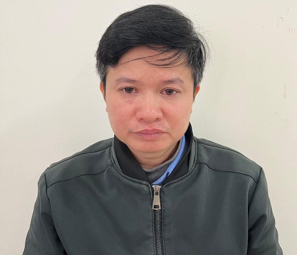 Bị can Hà Thắm Cảnh - Nguyên Hiệu trưởng trường PTDTBT Tà Cạ (huyện Kỳ Sơn, Nghệ An). Bị can Hà Thắm Cảnh - Nguyên Hiệu trưởng trường PTDTBT Tà Cạ (huyện Kỳ Sơn, Nghệ An).