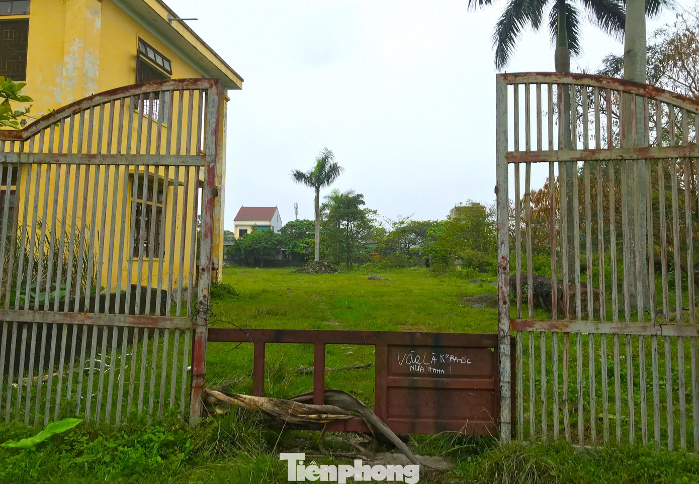 Từ đó, trường THCS của phường Đông Vĩnh bị "xóa sổ". Hơn 13 năm qua, phường Đông Vĩnh không có trường cấp 2. Các học sinh sau khi học hết tiểu học sẽ phải chuyển đến trường THCS ở xã Hưng Đông để học.