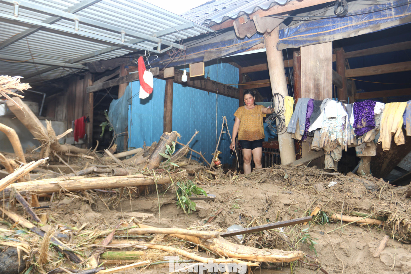 Chị Kha Thị May (SN 1980, bản Hòa Sơn, xã Tà Cạ) thất thần trong ngôi nhà của mình. Chị May nhớ lại: "Khoảng 7h sáng ngày 2/2, lũ cuồn cuộn đổ về, tôi cùng chồng dắt con gái tháo chạy. Chồng tôi tiếc cái ti vi mới mua định quay lại lấy nhưng nước tràn vào phá tung ván nhà nên cũng đành bỏ chạy".