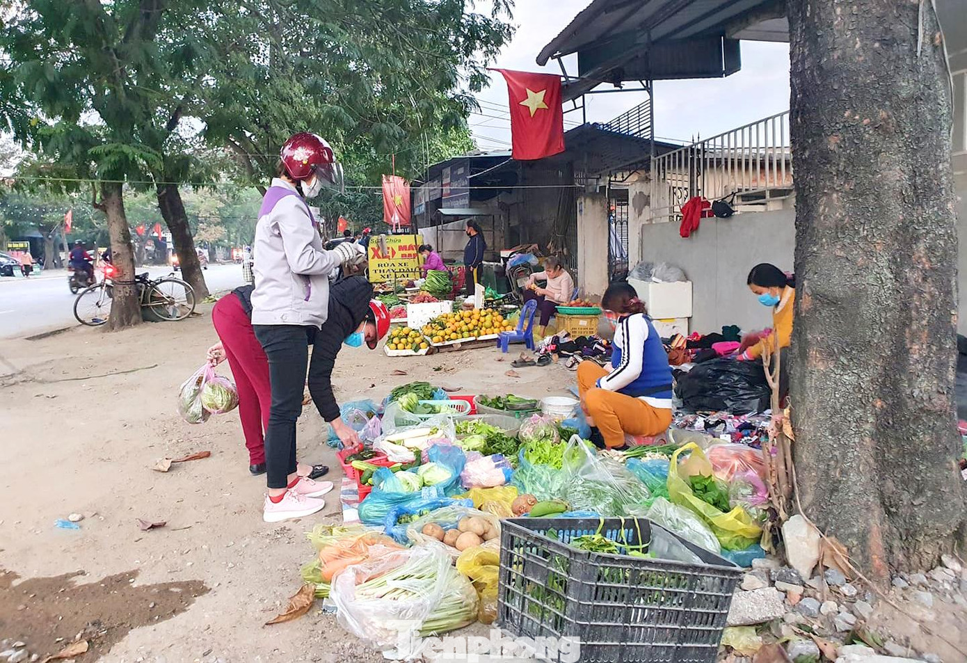 Trong khi chợ ở 2 đầu bỏ hoang, thì chợ cóc tự phát nằm trên đường Đặng Thai Mai, phía trước khu công nghiệp Bắc Vinh lại nhộn nhịp cảnh người mua, bán. Chủ tịch UBND xã Hưng Đông cho biết, rất khó để xử lý triệt để chợ cóc này. Chính quyền xã này vẫn thường xuyên ra quân kiểm tra, lập biên bản xử phạt các trường hợp sai phạm. Tuy nhiên, sau xử phạt thì mọi thứ lại tái diễn như cũ.
