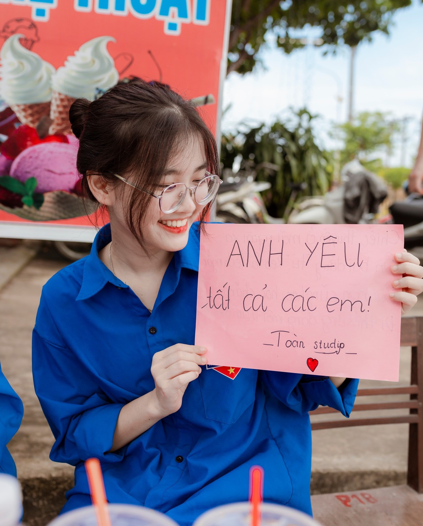 Những câu chúc và lời động viên hóm hỉnh của những nữ đoàn viên mang thêm niềm vui, nụ cười cho các sĩ tử.