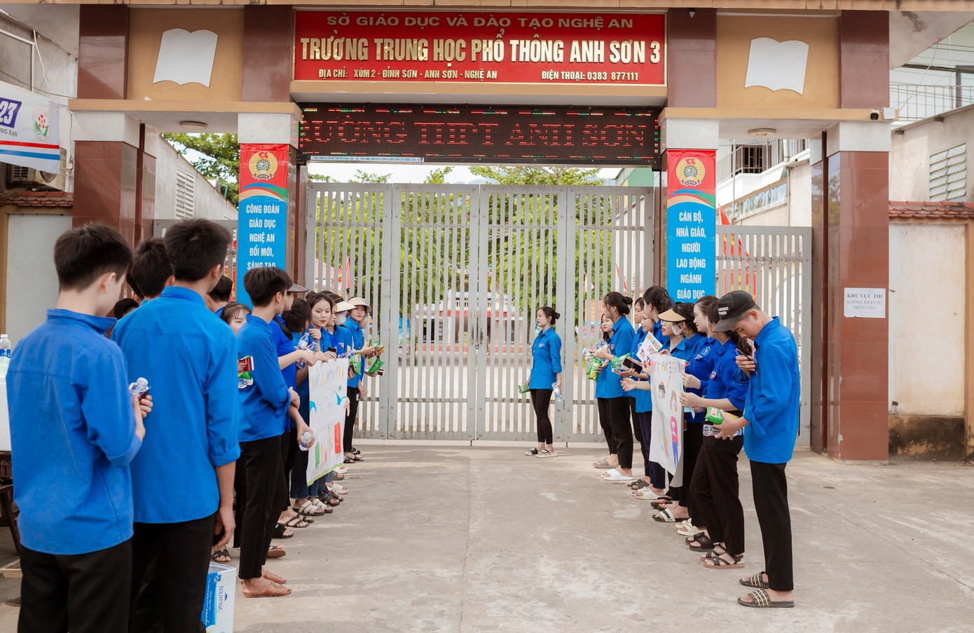 Các đoàn viên thanh niên tình nguyện tổ chức nhiều đội hình đứng trước cổng trường để hướng dẫn, phát nước, phát bánh mì, tiếp sức sĩ tử trước khi vào phòng thi.