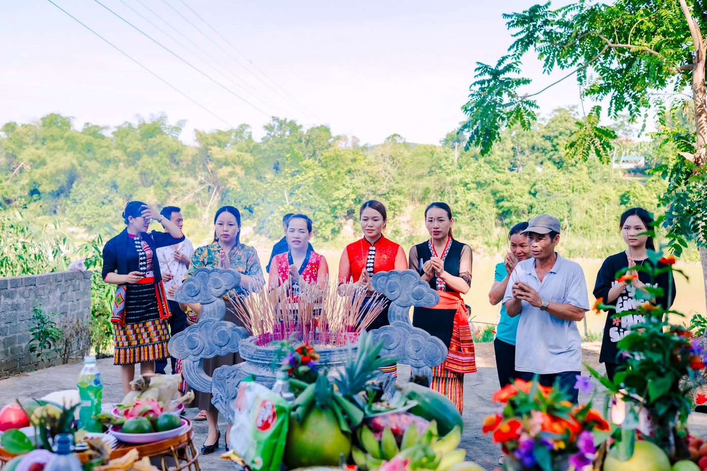 Sau khi thầy mo cúng, các dòng họ, bà con dân bản cùng dâng hương lên để cảm tạ trời đất, cầu mong một năm mưa thuận gió hòa. Ảnh: Hạnh Phúc.