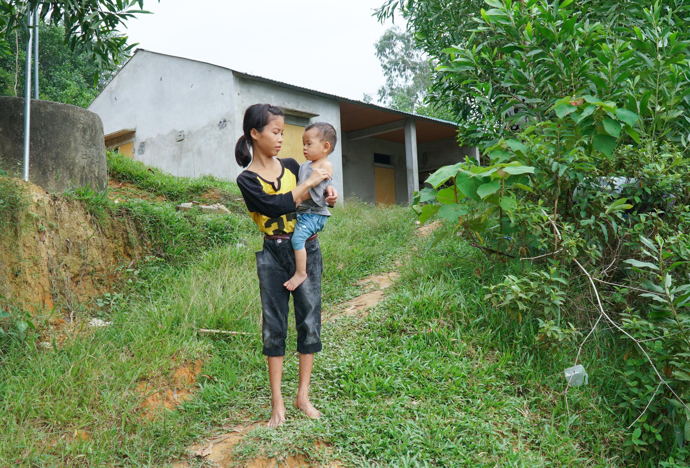 Hiền và em gái trước căn nhà của mình ở xã Thanh An, huyện Thanh Chương, Nghệ An. Hiền và em gái trước căn nhà của mình ở xã Thanh An, huyện Thanh Chương, Nghệ An.