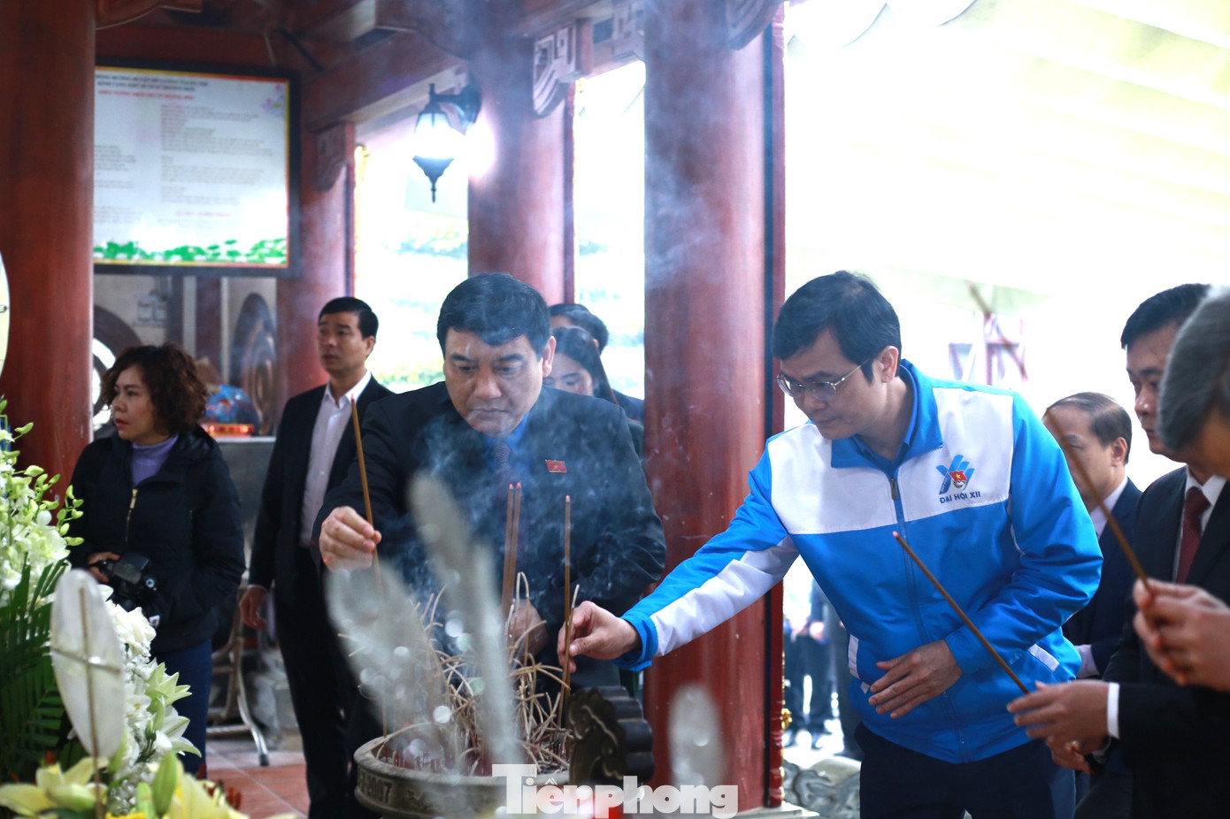 Đoàn đại biểu dâng hương tưởng niệm 13 liệt sỹ TNXP tại Khu di tích Truông Bồn.