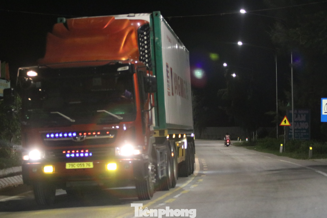 Ông Hoàng Phú Hiền - Giám đốc Sở GTVT Nghệ An cho biết, tuyến đường ven biển hiện chưa bàn giao đưa vào sử dụng nên xe tải chưa được phép lưu thông. "Bây giờ đơn vị thi công đã cấm đường ven biển để sơn sửa và hoàn thiện một số hạng mục rồi mới bàn giao đưa vào sử dụng", ông Hoàng Phú Hiền nói. Đường rảnh nên nhiều xe tải đã chọn đi qua đường này sang Nghệ An, tránh được trạm thu phí cầu Bến Thủy.