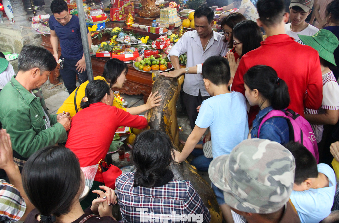 Quanh khuôn viên chùa được bố trí nhiều điểm thắp hương. Bên phải thượng điện có tượng hổ bằng đá, nhiều du khách khi đến chùa thường khấn vái, xức dầu lên thân tượng để mong được chữa bệnh. Tuy nhiên, việc xoa dầu lên tượng để chữa bệnh là không có căn cứ.