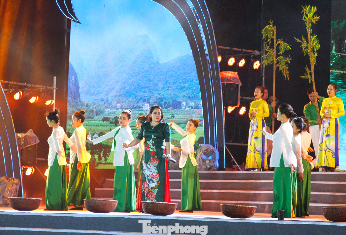 Nhiều ca khúc, tiết mục nghệ thuật được dàn dựng công phu, ấn tượng.