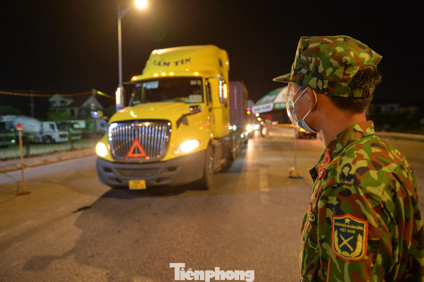 Đại tá Nguyễn Ngọc Hà - Chỉ huy trưởng Bộ Chỉ huy Quân sự tỉnh Nghệ An cho biết, Bộ Chỉ huy Quân sự tỉnh đã tổ chức cách ly tập trung, trực tiếp chủ trì phụ trách hơn 660 điểm từ cấp xã, cấp huyện đến cấp tỉnh; Tham gia chốt chặn kiểm soát ở địa bàn các huyện, thành phố, thị xã và 33 điểm chốt của Bộ đội Biên phòng trên tuyến biên giới; Phối hợp với Sở Y tế xây dựng các Bệnh viện dã chiến số 4, số 5; Để bảo đảm thành phố Vinh không bị đứt gãy cung ứng lương thực, thực phẩm, đơn vị đã tổ chức "Gian hàng 0 đồng" rất hiệu quả...