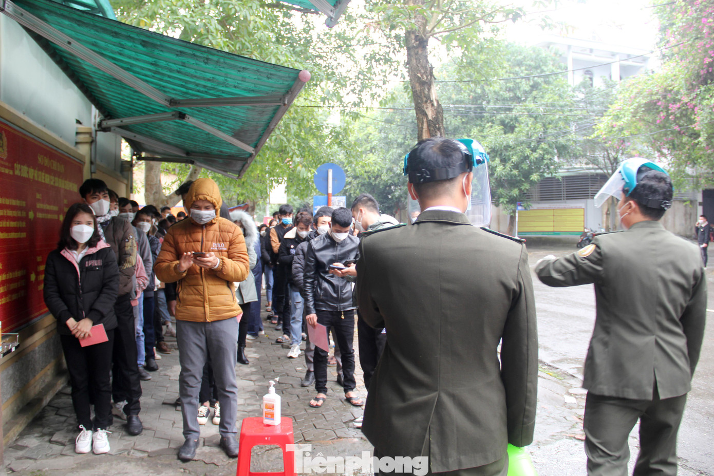 Nhằm đảm bảo an toàn công tác phòng, chống dịch COVID-19, cán bộ, chiến sỹ Phòng Quản lý xuất nhập cảnh liên tục phát loa thông báo yêu cầu mỗi người dân đến đây phải đeo khẩu trang, đứng xếp hàng đúng khoảng cách theo quy định, rửa tay sát khuẩn và đo thân nhiệt tại cửa ra vào.