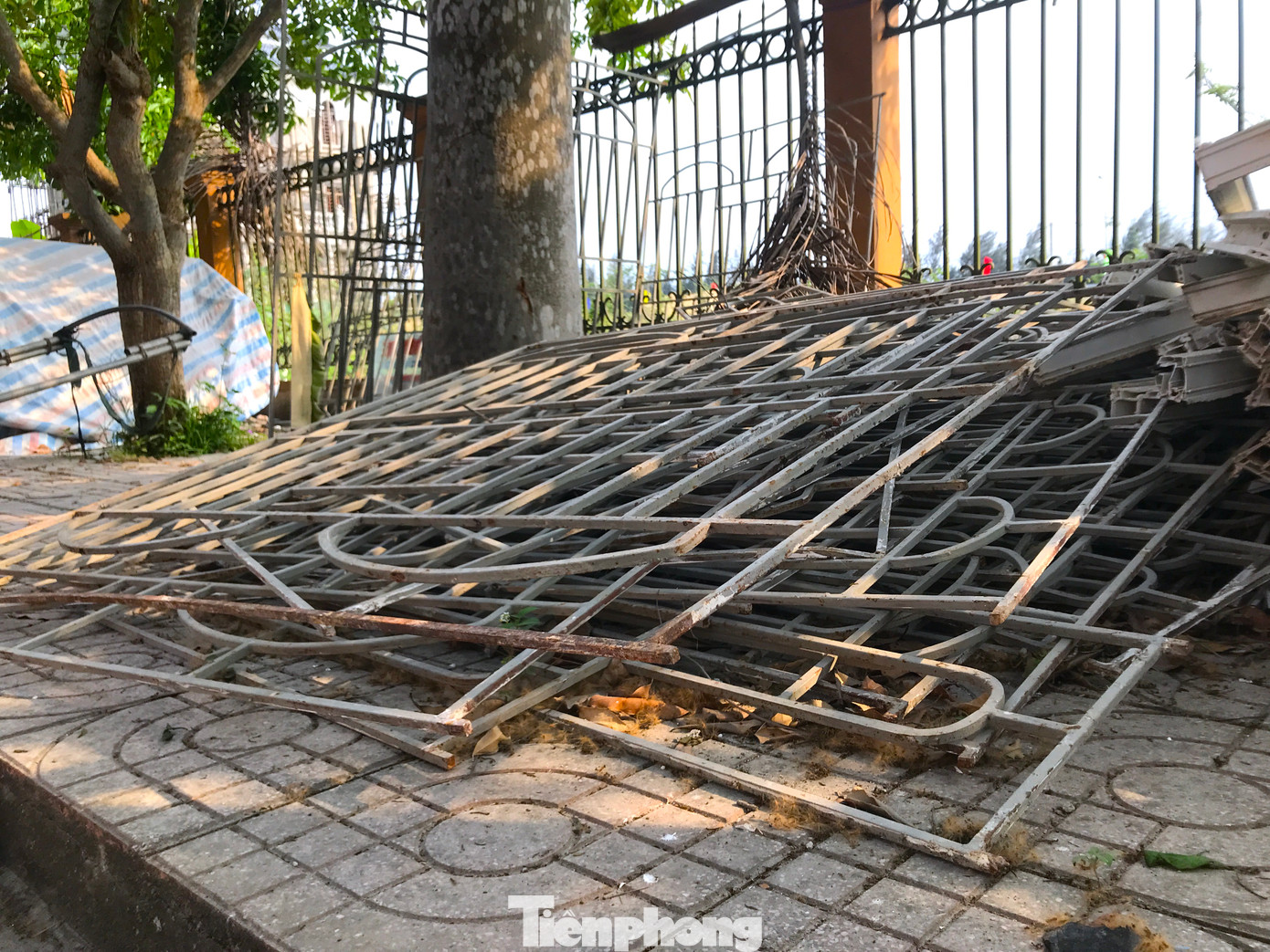 Khung cửa kính, song sắt cửa sổ được tháo dỡ từ tòa nhà cũ được để trong khuôn viên ủy ban xã.