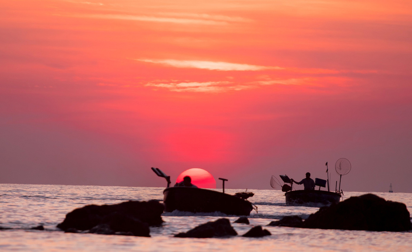 Về Cửa Lò, nhiều du khách đã không thể bỏ qua cơ hội được tận hưởng không khí trong lành ở bãi biển vào mỗi buổi sáng khi bình minh lên. Cửa Lò được Tổ chức Du lịch thế giới đánh giá là một trong những bãi tắm lý tưởng nhất Việt Nam: Với chiều dài trên 10 km, được bao bọc bởi hai con sông ở hai đầu, độ dốc thoải đều, nước biển trong xanh, sóng vừa phải, độ mặn thích hợp là những đặc điểm mà không phải bãi tắm nào cũng có.