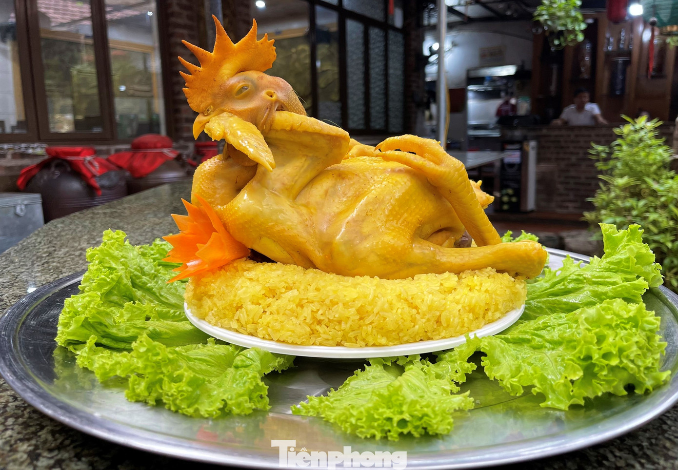 Mâm cỗ ngày rằm tháng 7 thường có đầy đủ hoa quả, trầu cau, hương lăng, bánh giầy, bánh chưng và đặc biệt không thể thiếu gà. Để mâm cỗ tươm tất, nhiều người đã chọn đặt hàng tại các cơ sở dịch vụ làm mâm cỗ cúng từ sớm.