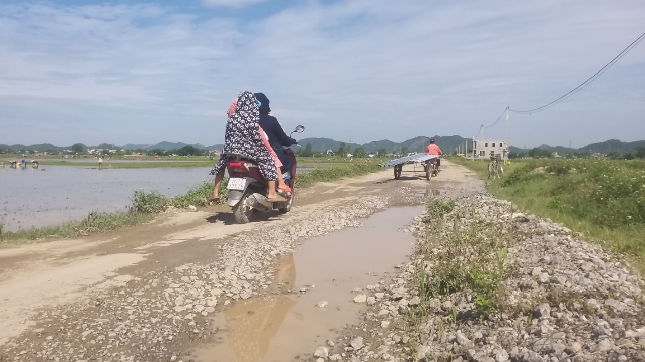 Đoạn đường xuống cấp nghiêm trọng chạy qua địa phận xóm 13, xóm 12 xã Quỳnh Thạch kéo dài lên xã Quỳnh Hoa.