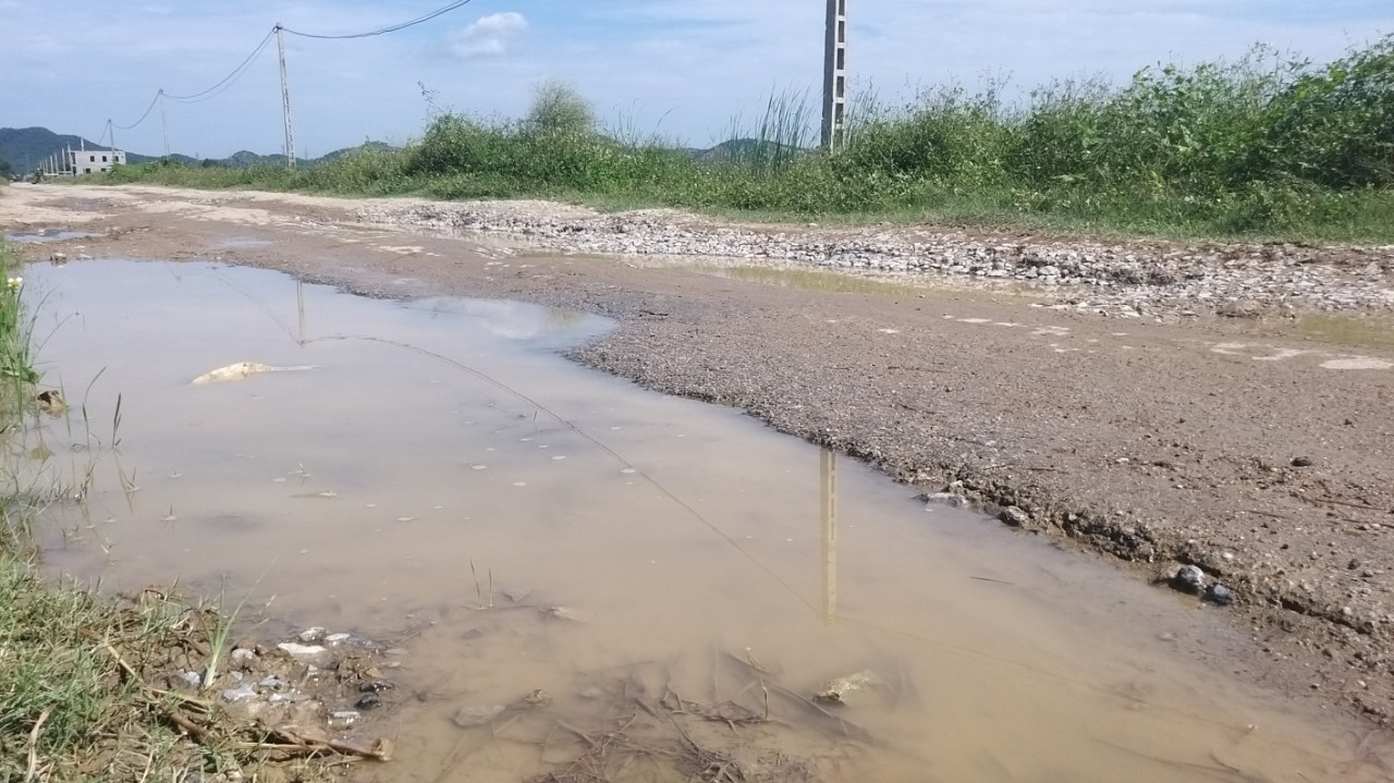 Cứ sau mỗi trận mưa, mặt đường xuất hiện những vũng nước lớn tạo thành những "cái bẫy' nguy hiểm với người tham gia giao thông.