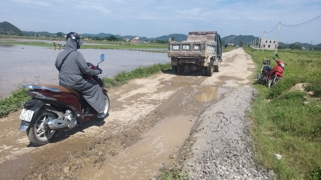 Tuyến đường liên xã này hằng ngày có mật độ tham gia giao thông lớn.