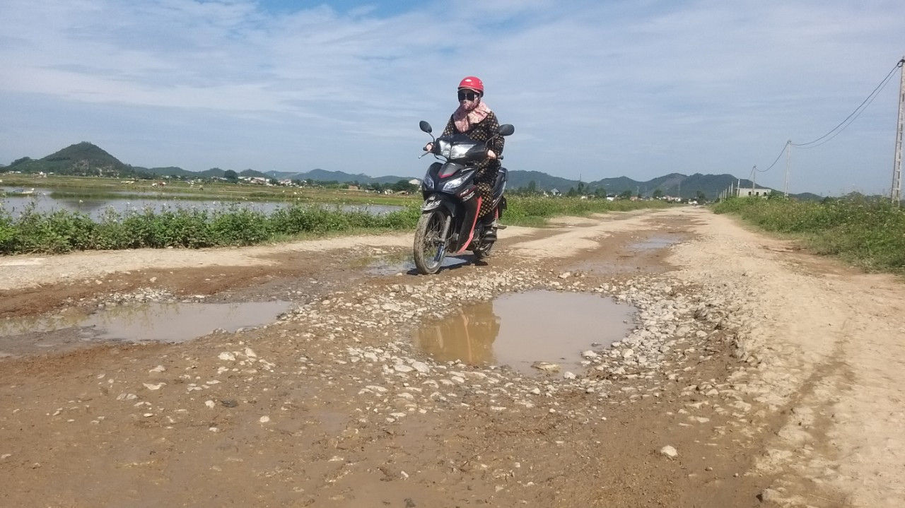 Do đường xuống cấp nên đã có nhiều vụ tai nạn giao thông xảy ra.