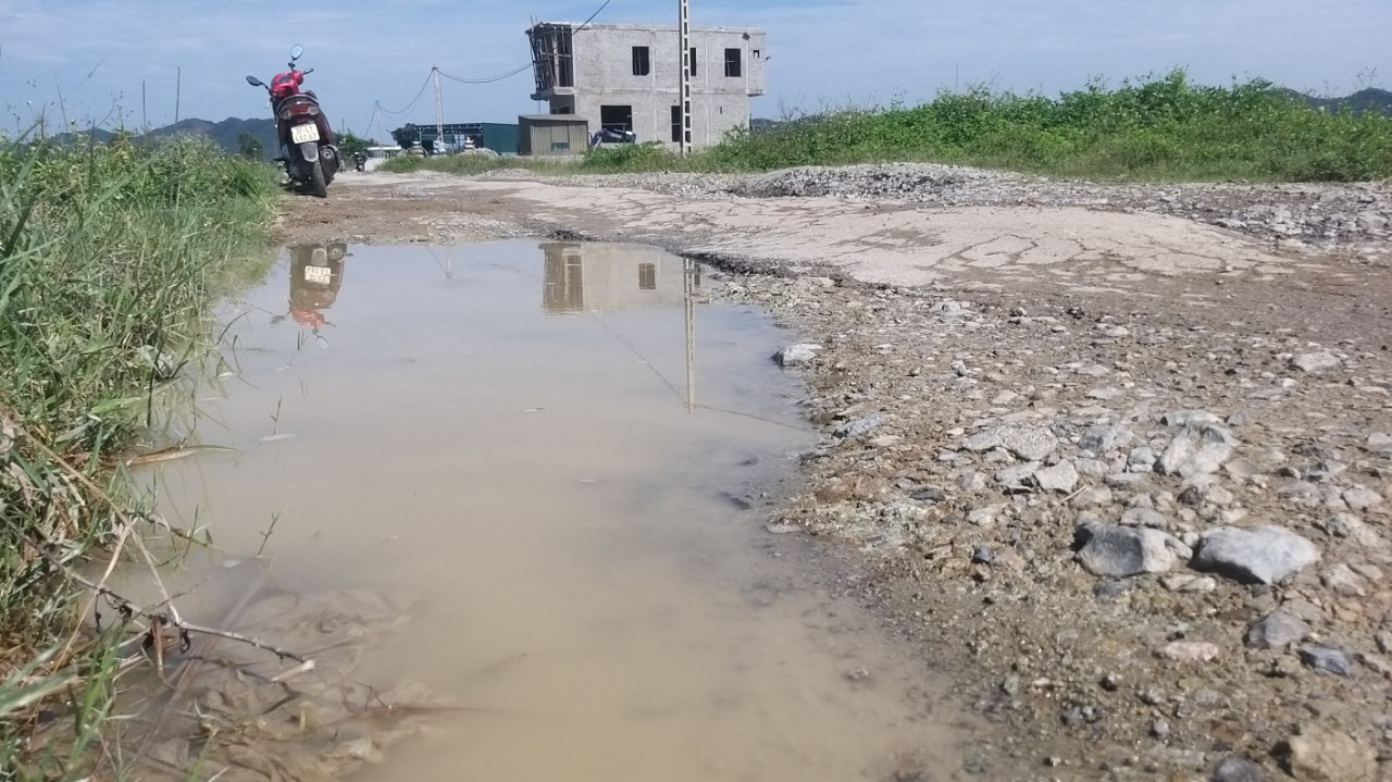 Cứ sau mỗi trận mưa, mặt đường xuất hiện những vũng nước lớn tạo thành những "cái bẫy' nguy hiểm với người tham gia giao thông.