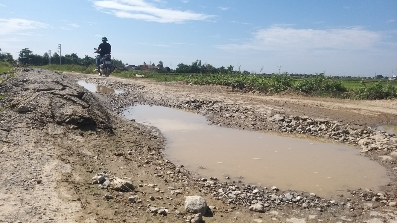 Mặt đường bị xới tung, bong tróc...