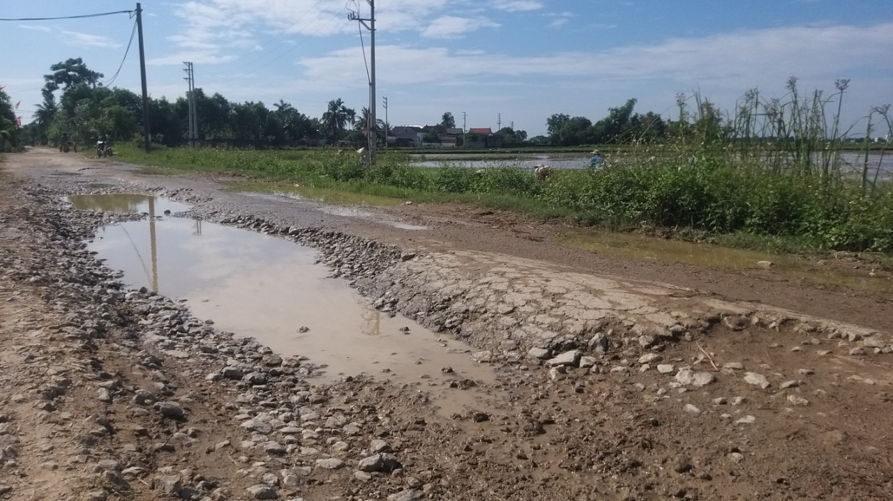 "Đoạn đường này nghiệm thu và đưa vào sử dụng đã gần 10 năm rồi. Tuy nhiên, dự án này chung với một tuyến đường thuộc xã Quỳnh Hoa, đến nay vẫn chưa quyết toán xong và đang vướng một số thủ tục nên chưa sửa chữa được. Hiện phía huyện đang phối hợp với chính quyền các xã tìm hướng giải quyết phù hợp để bà con yên tâm đi lại", Phó Chủ tịch UBND huyện Quỳnh Lưu Nguyễn Xuân Dinh cho hay.