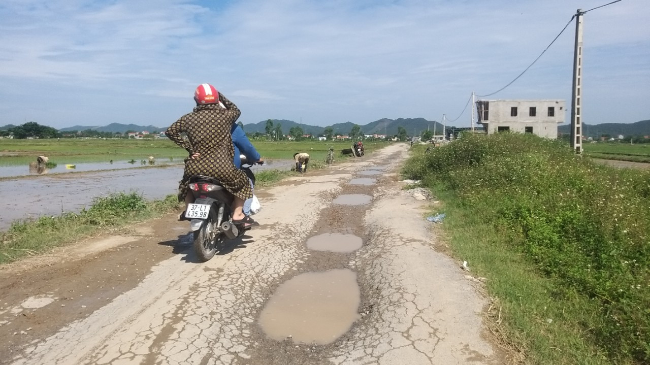 Dự án tuyến đường từ Quốc lộ 1A qua xã Quỳnh Thạch, Quỳnh Hoa có chiều dài 6,3km với tổng kinh phí đầu tư gần 20 tỷ đồng, được chính thức khởi công từ năm 2011 do UBND huyện Quỳnh Lưu làm chủ đầu tư