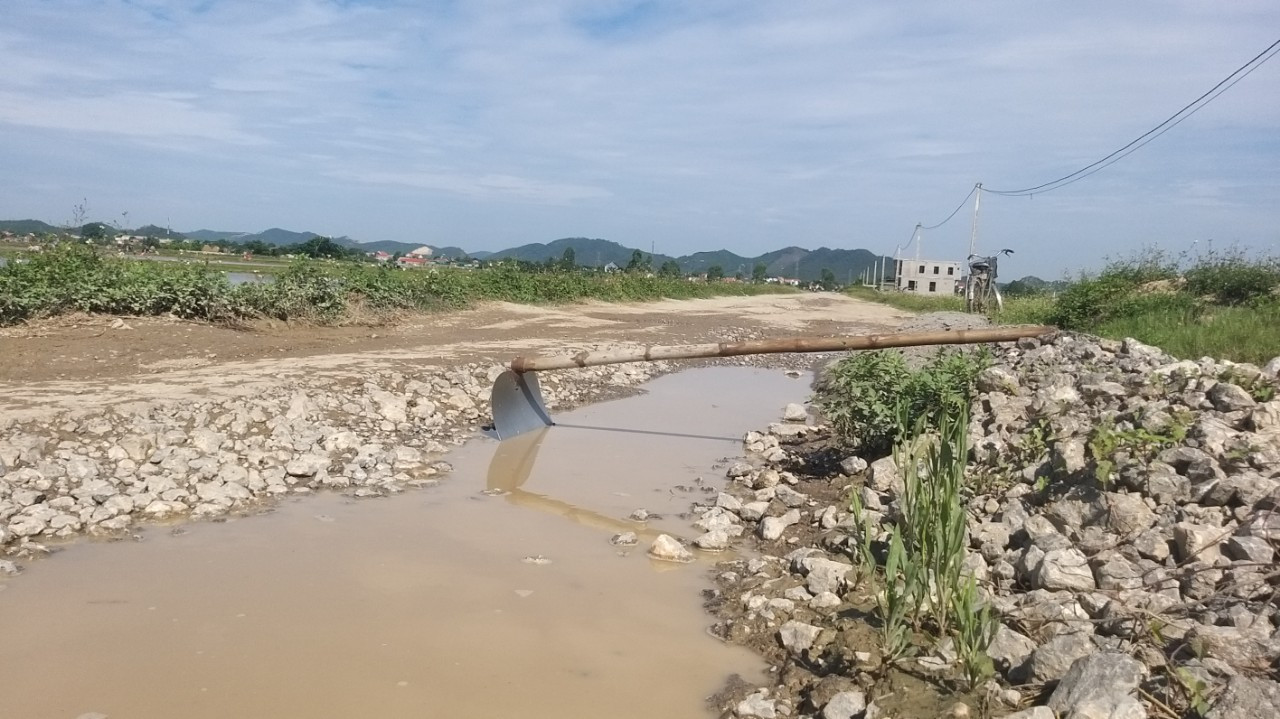 Nhiều nơi mặt đường bị dồn nén tạo nên những sống trâu cao 40-50cm bên cạnh rãnh nước sâu nguy hiểm