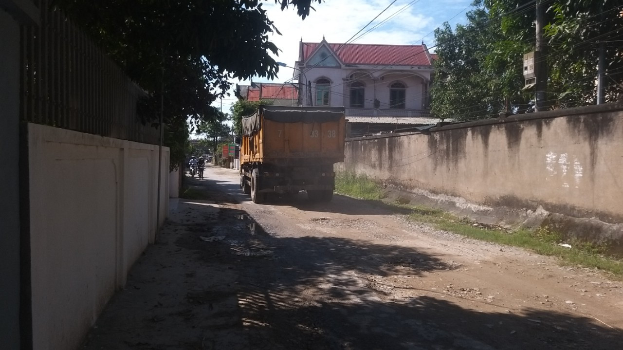 Theo người dân địa phương, một trong những nguyên nhân khiến đường "nát như tương" là do nhiều xe trọng tải thường xuyên qua lại.