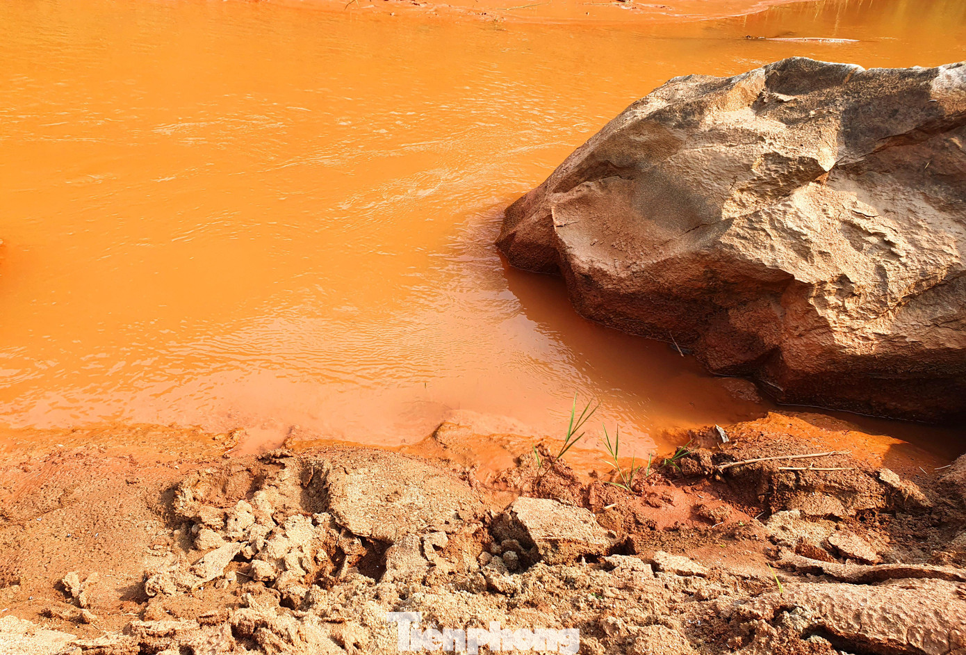 Theo người dân địa phương, sông Nậm Tôn bắt đầu bị ô nhiễm từ thời điểm những mỏ khai thác quặng ở Quỳ Hợp đi vào hoạt động. Dòng nước Nậm Tôn trở nên đục ngầu, các loài tôm, cá cũng dần dần biến mất từ đó. Theo người dân địa phương, sông Nậm Tôn bắt đầu bị ô nhiễm từ thời điểm những mỏ khai thác quặng ở Quỳ Hợp đi vào hoạt động. Dòng nước Nậm Tôn trở nên đục ngầu, các loài tôm, cá cũng dần dần biến mất từ đó.