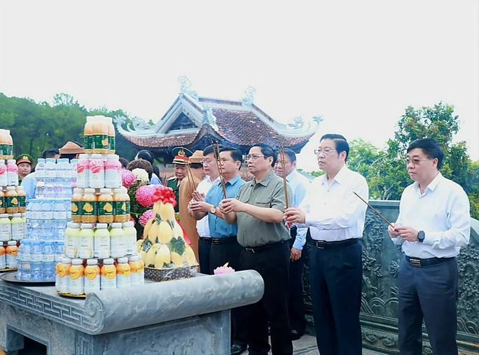 Trước đó, sáng cùng ngày, Thủ tướng Phạm Minh Chính cùng đoàn công tác đã về Khu Di tích Quốc gia đặc biệt Kim Liên (Nam Đàn) dâng hoa, dâng hương và đền Chung Sơn tưởng niệm Chủ tịch Hồ Chí Minh; Dâng hương Khu Di tích lịch sử Quốc gia Truông Bồn, (xã Mỹ Sơn, huyện Đô Lương) tưởng niệm các Anh hùng, liệt sĩ, TNXP. Tiếp đó, Thủ tướng cùng đoàn công tác đến tham quan các dự án nông nghiệp do Tập đoàn TH đầu tư tại miền Tây tỉnh Nghệ An; trao quà tặng gia đình chính sách trên địa bàn huyện Nghĩa Đàn.
