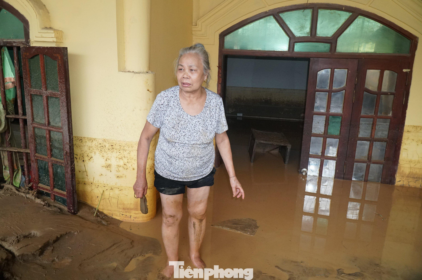Người dân thẫn thờ, đau lòng trước cảnh hoang tàn sau khi cơn lũ quét đi qua.