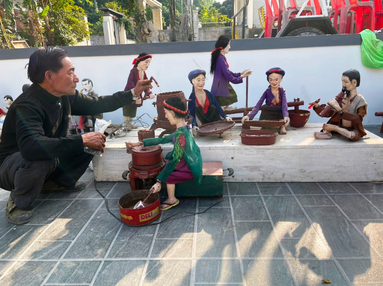 Ông Thân và dàn rối điện Đồng Quê.