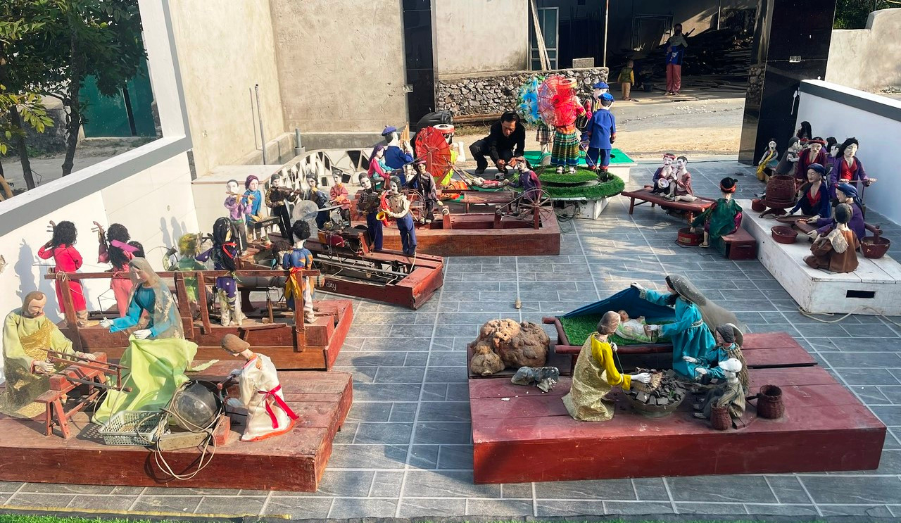 "Gia tài" của ông Hồ Văn Thân là hàng chục dàn rối điện.