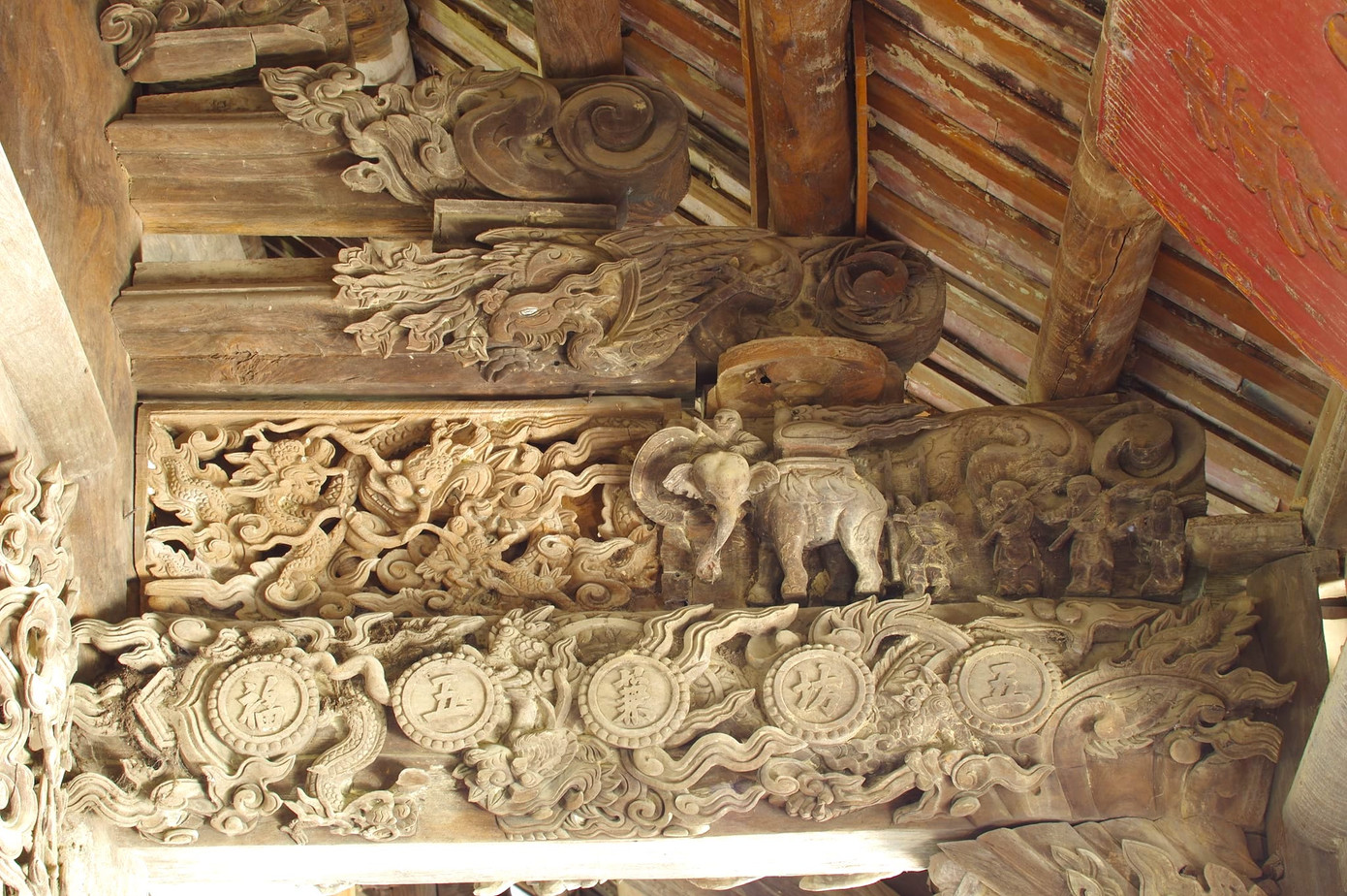 Những mảng chạm trổ dày đặc, độc đáo, mang tính nghệ thuật, thẩm mỹ cao.