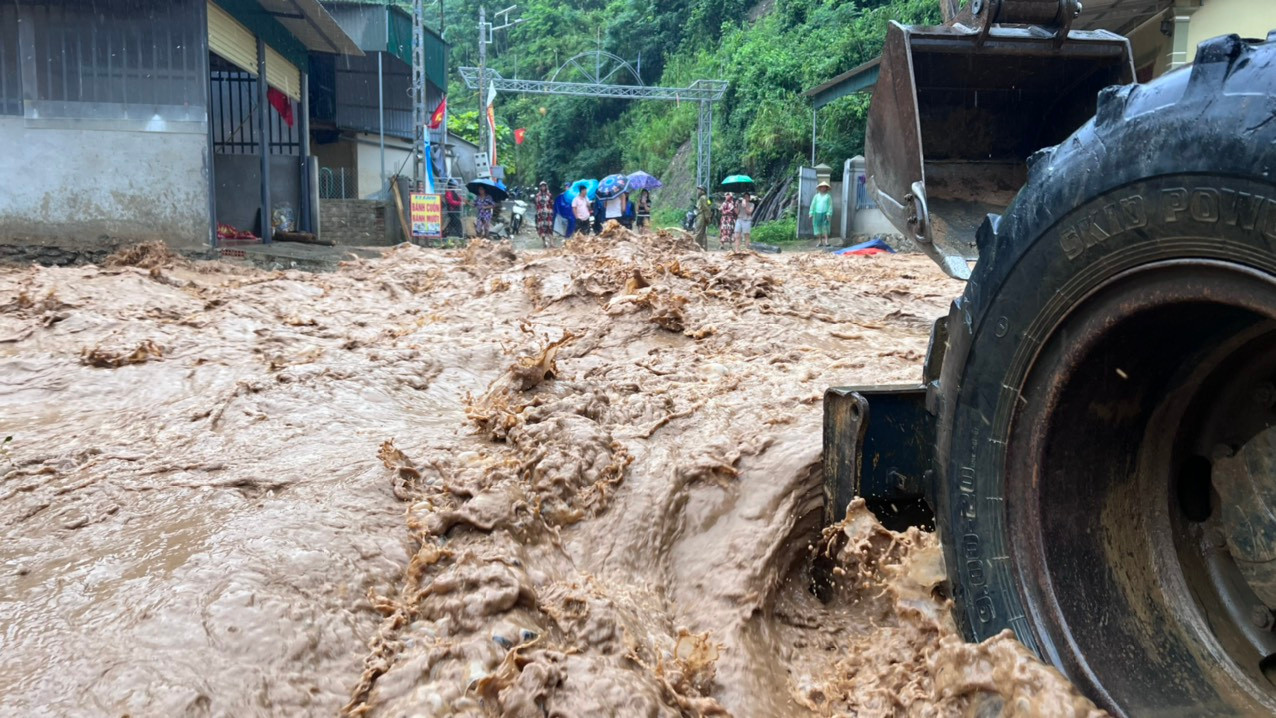 Người dân xã Tà Cạ bất lực đứng nhìn dòng nước lũ cuồn cuộn chảy trên khe Huồi Giảng.