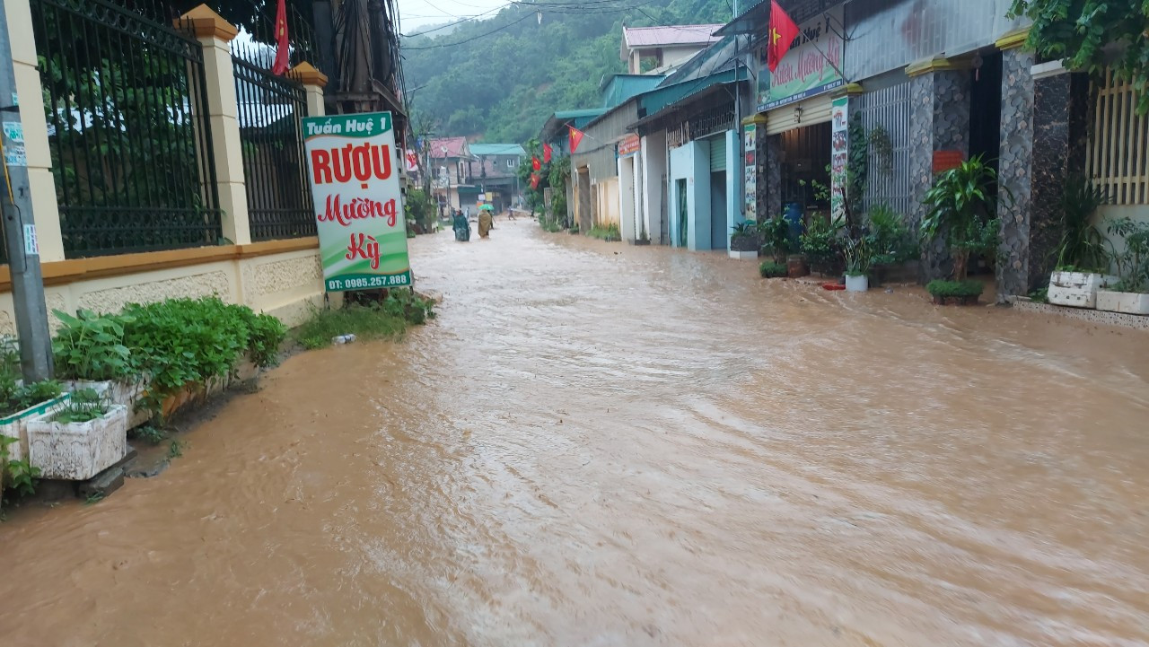 Một số nhà dân bị nước chảy tràn vào nhà. Tuy nhiên người dân chủ động kê cao tài sản từ trước nên không bị thiệt hại.