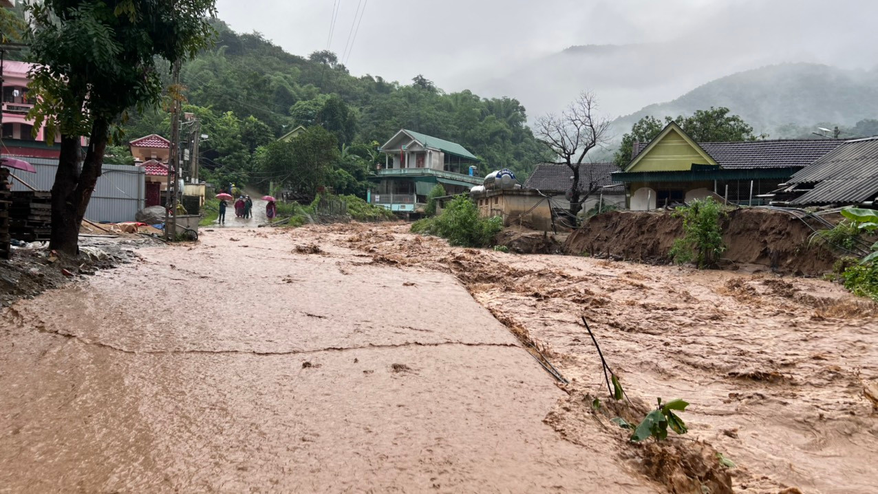 Trước đó, vào đầu tháng 10/2022, tại khu vực bản Sơn Hà, Hòa Sơn (xã Tà Cạ) và khu vực thị trấn Mường Xén xảy ra trận lũ kinh hoàng khiến nhiều ngôi nhà bị cuốn trôi, sạt lở. Nhiều tài sản của người dân, chính quyền địa phương bị nước ngập gây hư hỏng. Đây được xem là trận lũ quét lịch sử của huyện này.