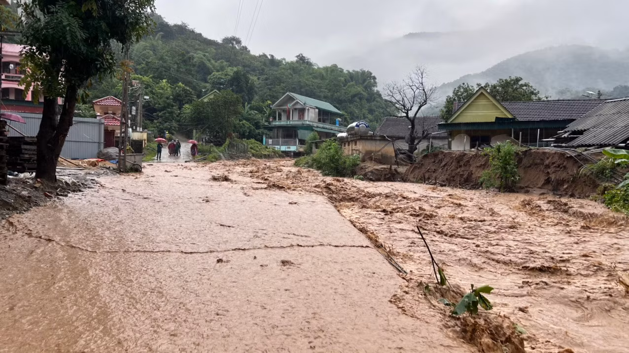 Trước đó, vào đầu tháng 10/2022, tại khu vực bản Sơn Hà, Hòa Sơn (xã Tà Cạ) và khu vực thị trấn Mường Xén xảy ra trận lũ kinh hoàng khiến nhiều ngôi nhà bị cuốn trôi, sạt lở. Nhiều tài sản của người dân, chính quyền địa phương bị nước ngập gây hư hỏng. Đây được xem là trận lũ quét lịch sử của huyện này.