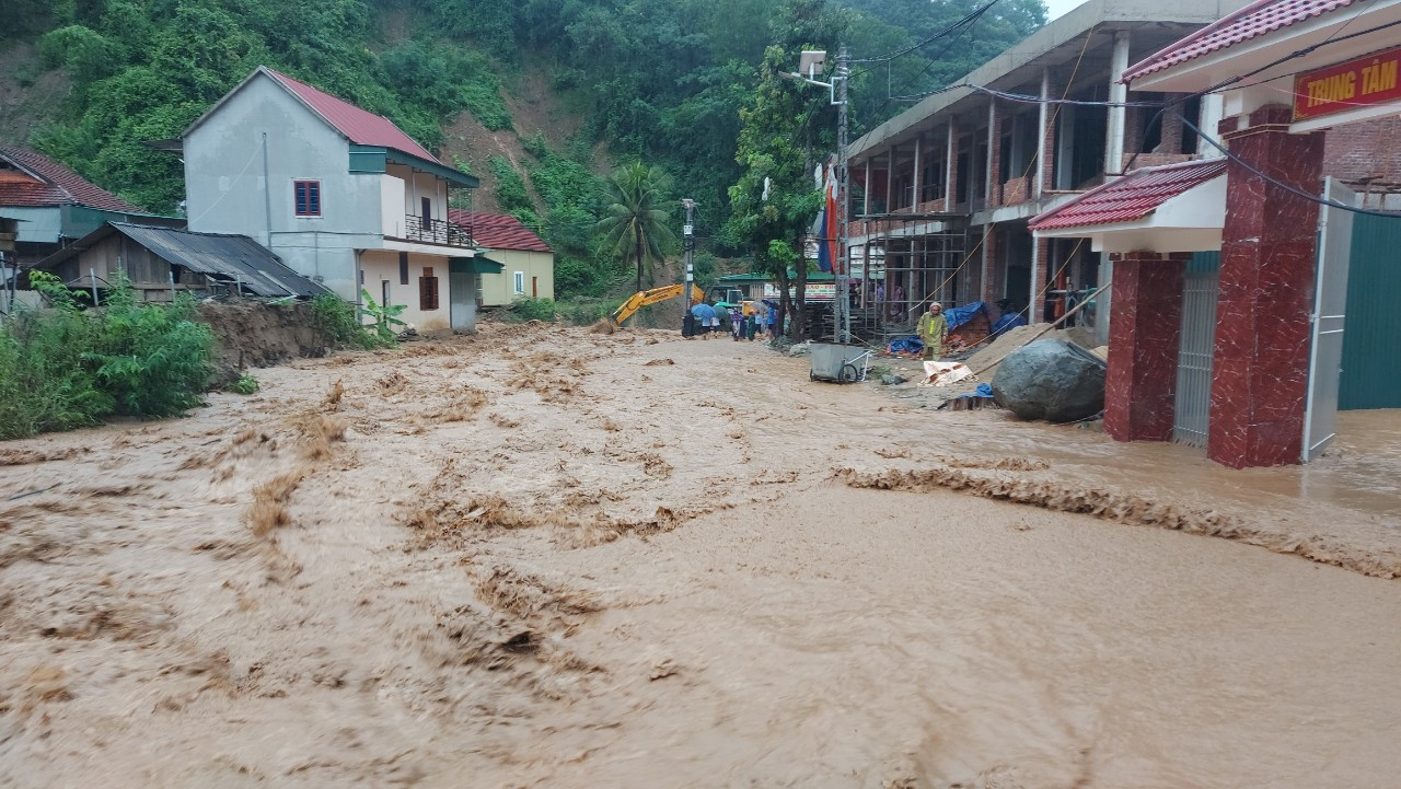 Trưa 27/9, ông Thò Bá Rê - Phó Chủ tịch UBND huyện Kỳ Sơn, cho biết hai ngày qua trên địa bàn huyện có mưa lớn khiến nước sông, suối dâng cao, gây ngập một số tuyến đường giao thông và nhà dân trên địa bàn.