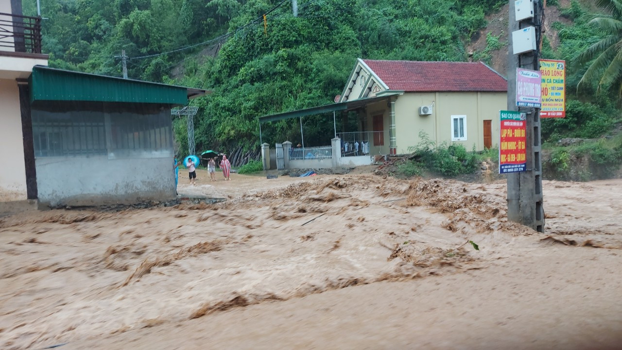 Nước lũ cuồn cuộn chảy trên khe Huồi Giảng, đe dọa sập một số cây cầu dân sinh bắc ngang qua khe. Để đảm bảo an toàn, cơ quan chức năng đã tạm thời phong tỏa cây cầu dân sinh đi vào bản Hòa Sơn, Sơn Hà (xã Tà Cạ).