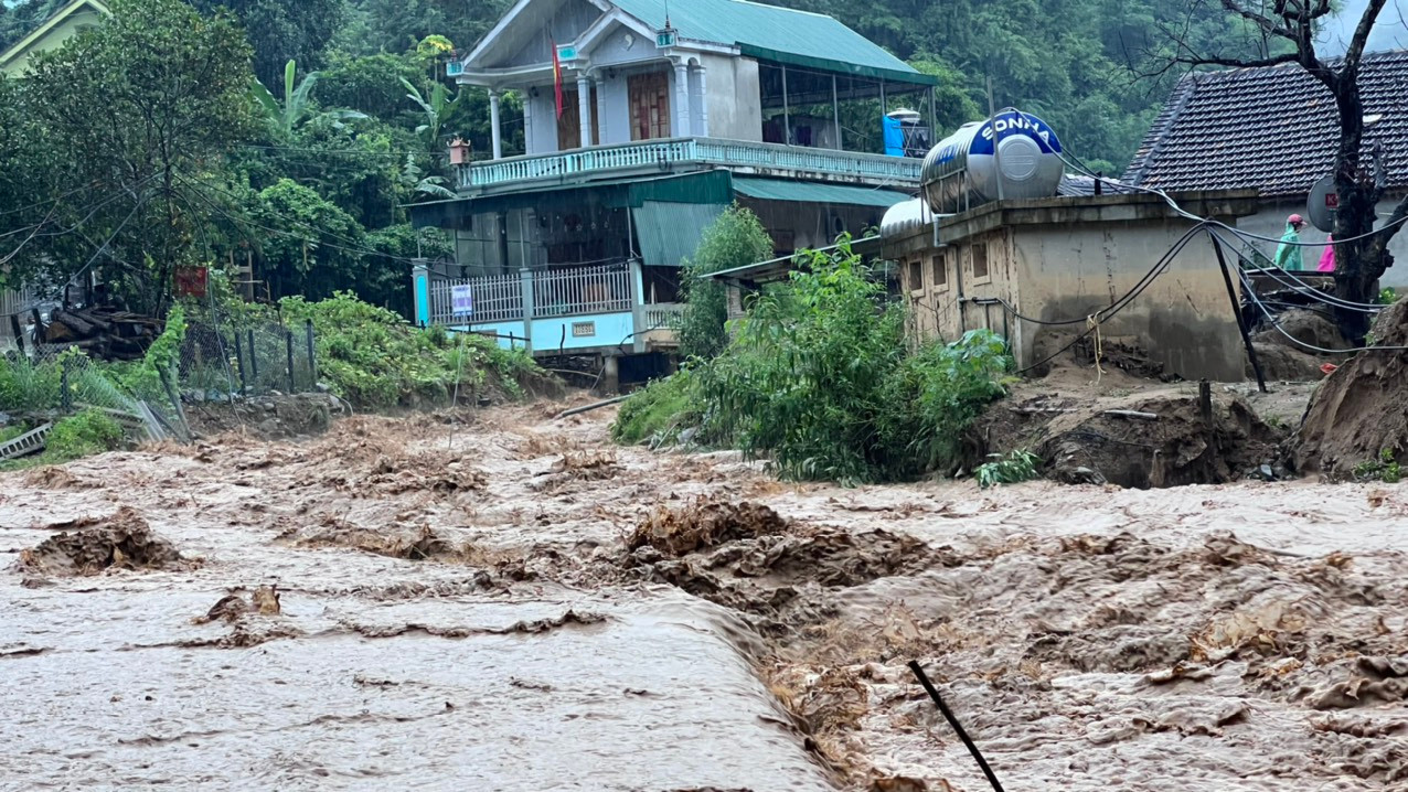 Mưa lũ đã khiến 1.600 căn nhà trên toàn tỉnh Nghệ An ngập trong nước. Mưa lũ đã khiến 1.600 căn nhà trên toàn tỉnh Nghệ An ngập trong nước.