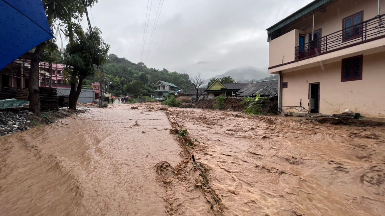 Ông Thò Bá Rê cho biết, huyện đã lên kế hoạch phá cây cầu dân sinh để tránh tắc nghẽn dòng chảy. Tuy nhiên mưa và nước sau đó rút nên việc phá cầu chưa thực hiện.