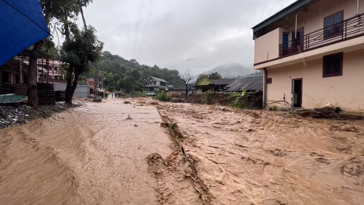 Ông Thò Bá Rê cho biết, huyện đã lên kế hoạch phá cây cầu dân sinh để tránh tắc nghẽn dòng chảy. Tuy nhiên mưa và nước sau đó rút nên việc phá cầu chưa thực hiện.