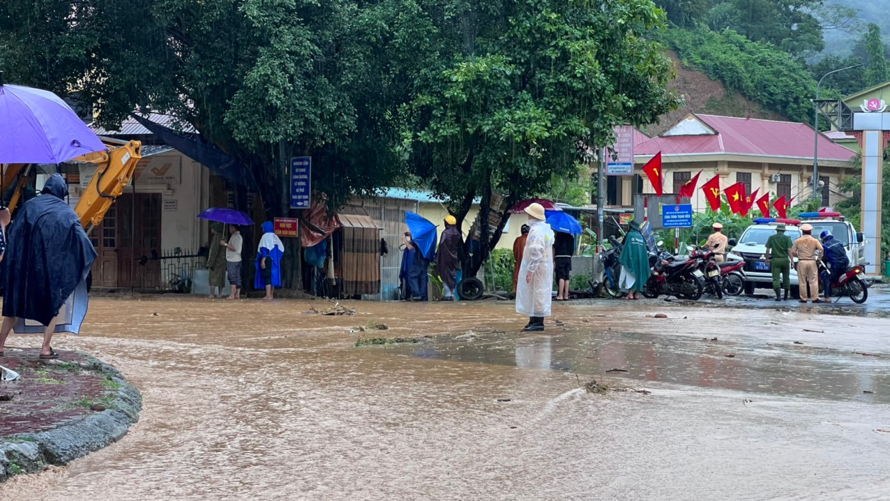 Nước dâng gây ngập trước cổng UBND huyện Kỳ Sơn.