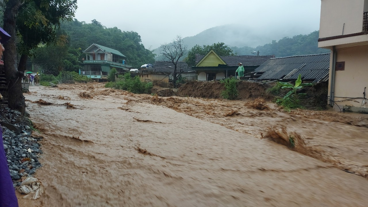 Cụ thể, khoảng 8h sáng 27/9, nước chảy từ khe Huồi Giảng dâng cao cuốn theo một lượng lớn đất, đá. Khi chảy qua cầu dân sinh nối thị trấn và bản Hòa Sơn (xã Tà Cạ) bị tắc nghẽn khiến nước chảy tràn qua tuyến đường trung tâm thị trấn.