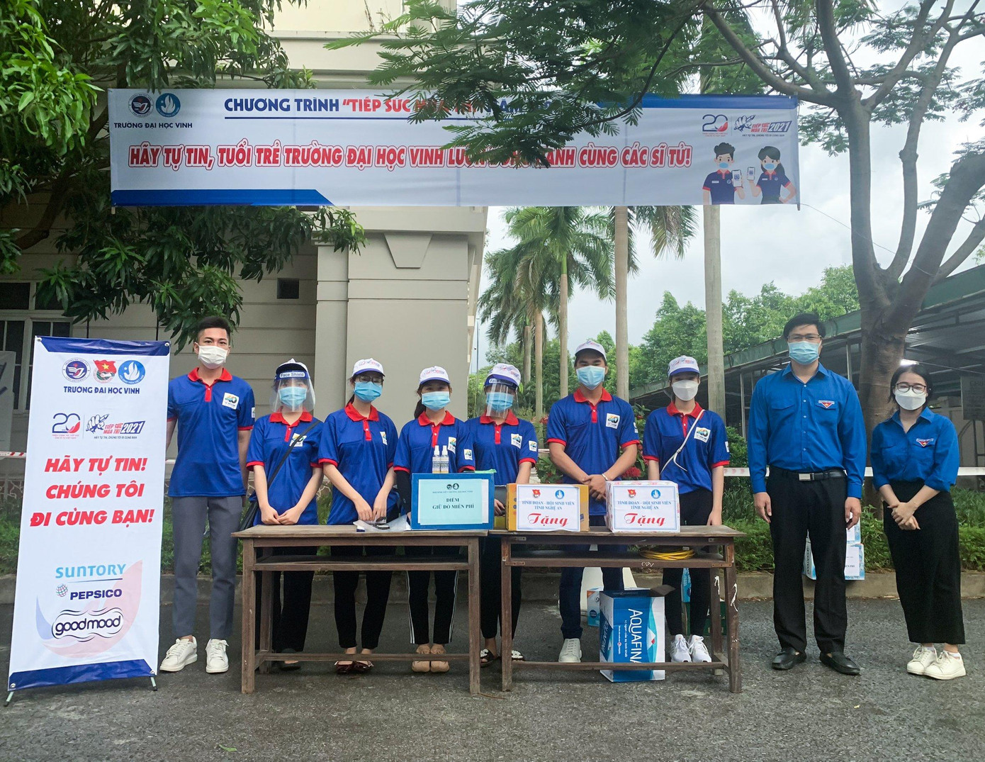 Anh Phạm Văn Toàn - Phó Bí thư Tỉnh đoàn Nghệ An tặng quà, động viên đội thanh niên tình nguyện tại điểm thi trường Đại học Vinh.