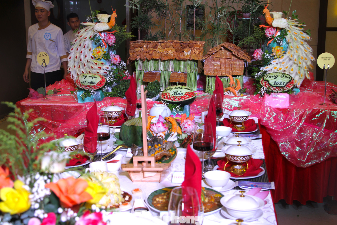 Các đối thi còn sử dụng hoa quả cắt tỉa để trang trí cho mâm cơm dự thi của mình thêm đẹp và hoành tráng.